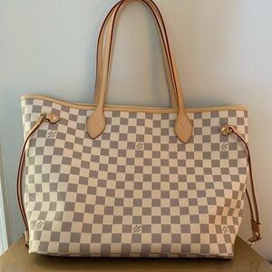 Elegant Beige Checkered Tote Bag
MM Size